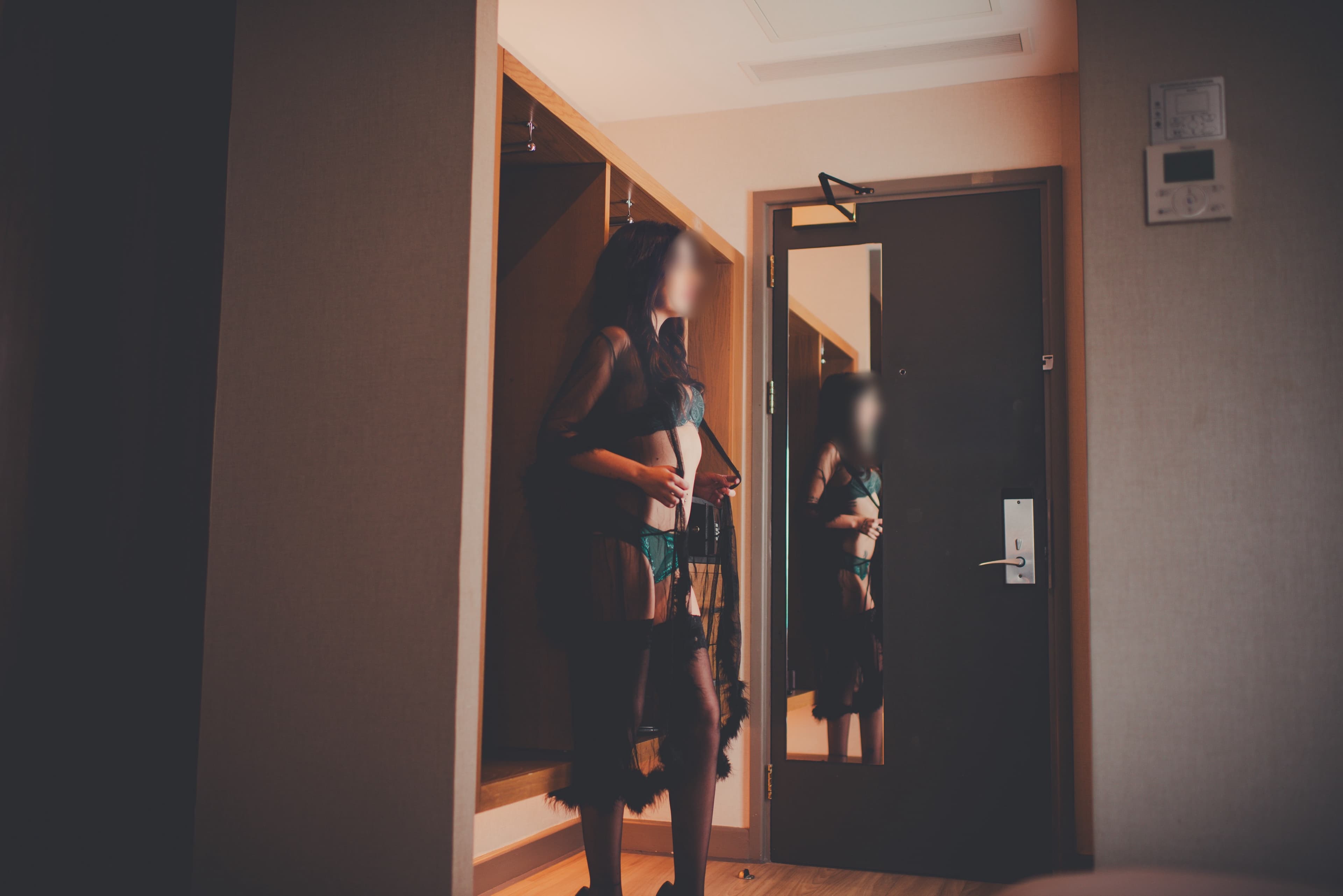 Alexis Deluxe gallery 12